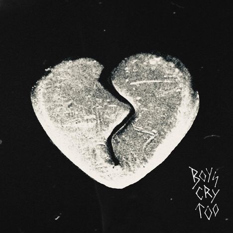 Text: "BOYS CRY TOO". Ein gebrochenes Herz aus Stein auf schwarzem Hintergrund.