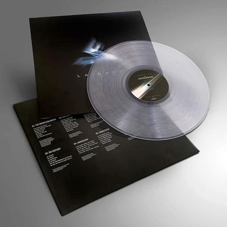 Durchsichtige Vinyl-Schallplatte über einer schwarzen Hülle mit Tracklist in weißem Text darunter.