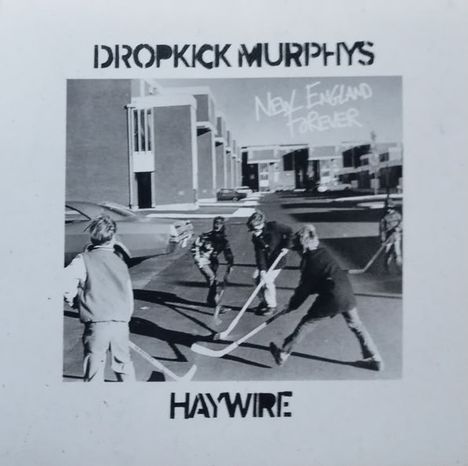 Texte: Dropkick Murphys, New England Forever, Haywire. Kinder spielen auf der Straße mit Hockeyschlägern.