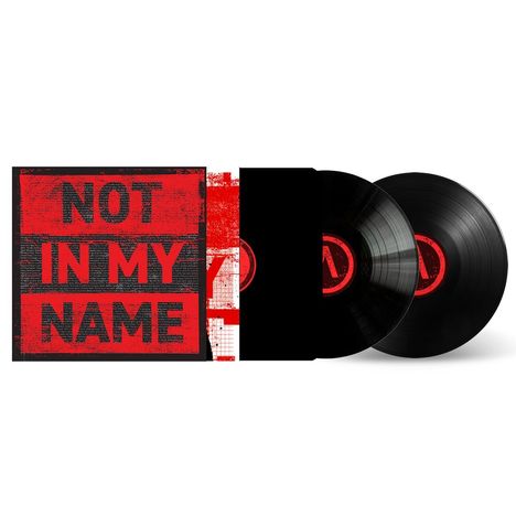 Text: "NOT IN MY NAME" in roten Blockbuchstaben. Zwei schwarze Vinyl-Schallplatten mit rotem Etikett daneben.