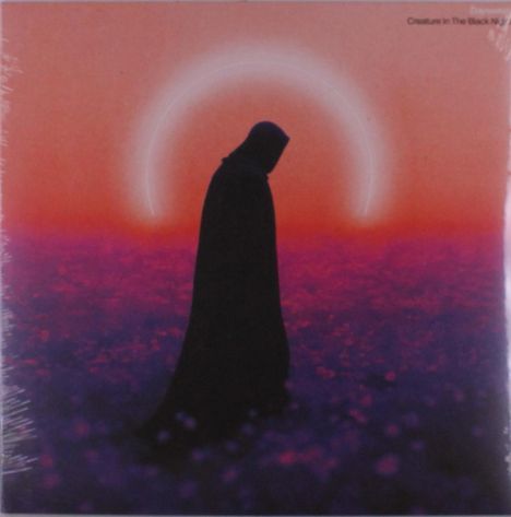 Logo: "Creature In The Black NJ." Silhouette einer Gestalt in Umhang vor orangenem und violettem Hintergrund mit Lichtschein.