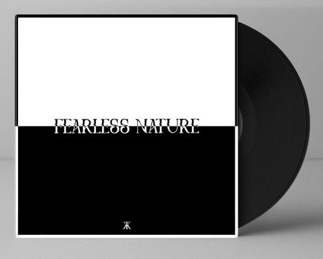 "FEARLESS NATURE" steht groß geschrieben in der Mitte. Ein minimalistisches Design mit Schwarz-Weiß-Teilung.
