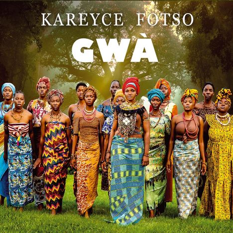 Text: "Kareyce Fotso Gwa". Eine Gruppe von Frauen in bunten traditionellen Gewändern steht in einer Naturkulisse.