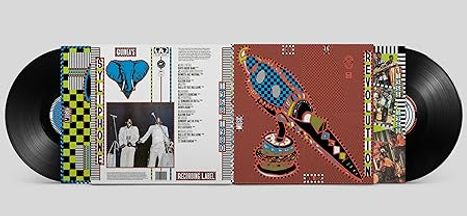 „STAY", „COME", „REVOLUTION“. Zwei Schallplatten, bunte, abstrakte Cover, Textliste in der Mitte, geometrische Muster.