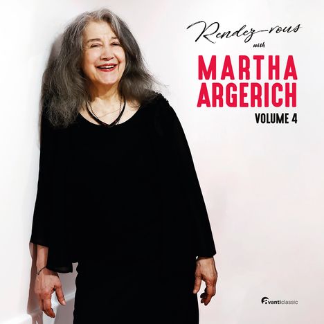 "Rendez-vous with Martha Argerich Volume 4." Eine lächelnde Frau mit langem grauem Haar, schwarze Kleidung.