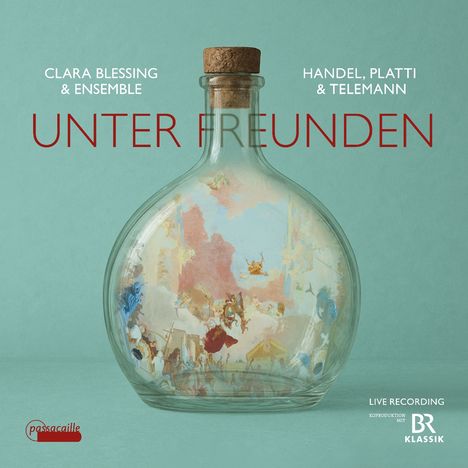 „Clara Blessing & Ensemble“, „Unter Freunden“. Glasflasche mit gemaltem Himmelsmotiv, blaugrüner Hintergrund.