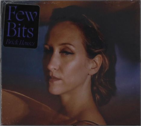 "Few Bits Brick Houses" steht auf einem dunklen Hintergrund mit dem Porträt einer nachdenklichen Frau.