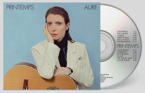 "PRINTEMPS" und "AURE" in schwarzer Schrift auf hellblauem Hintergrund. Eine Person mit Gitarre schaut nachdenklich.