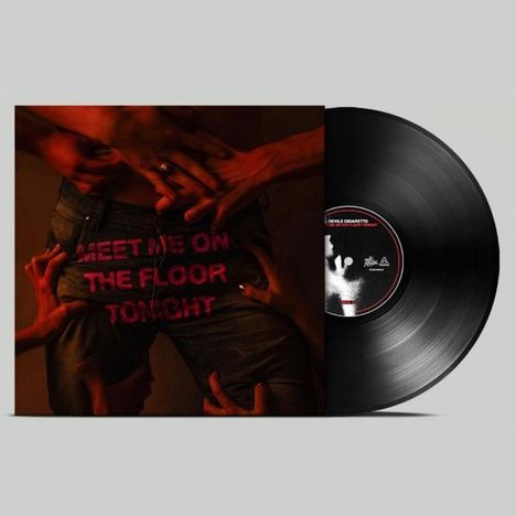 "MEET ME ON THE FLOOR TONIGHT" in pink auf Jeans. Viele Hände berühren die Hose. Rechts eine schwarze Schallplatte.