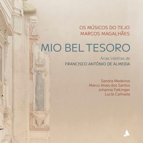 "OS MÚSICOS DO TEJO MARCOS MAGALHÃES MIO BEL TESORO Árias inéditas de FRANCISCO ANTÓNIO DE ALMEIDA Sandra Medeiros." Links ein historisches Gebäude.
