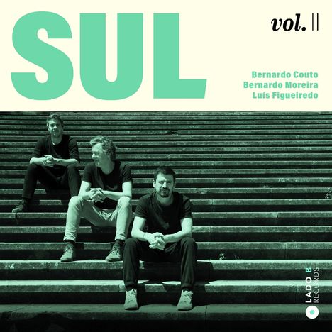 "SUL vol. II" oben, Musiker Bernardo Couto, Bernardo Moreira, Luís Figueiredo, darunter sitzend auf Treppenstufen. LADO B RECORDS Logo.