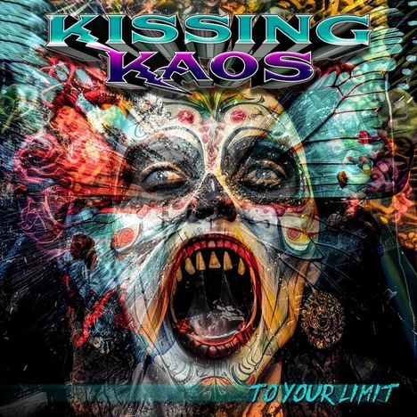 „KISSING KAOS“, „TO YOUR LIMIT“. Gesicht in lebhaften Farben, aufwendig bemalt, mit weit geöffnetem Mund.