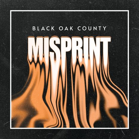 "Black Oak County MISPRINT" in verzerrter Schrift. Der Hintergrund ist schwarz mit einem wabernden, orangen Muster.