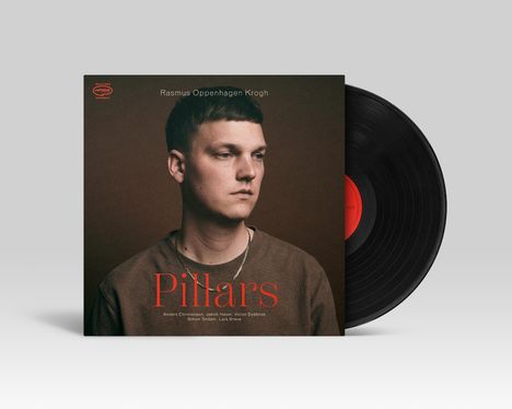 Text "Rasmus Oppenhagen Krogh" oben, "Pillars" in groß. Cover zeigt einen nachdenklichen Mann; Vinyl daneben.