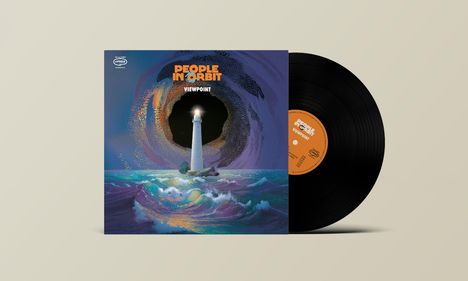 Der Text lautet "PEOPLE IN ORBIT - VIEWPOINT". Illustration eines Leuchtturms in stürmischer See, mit bunten Wirbeln im Hintergrund.