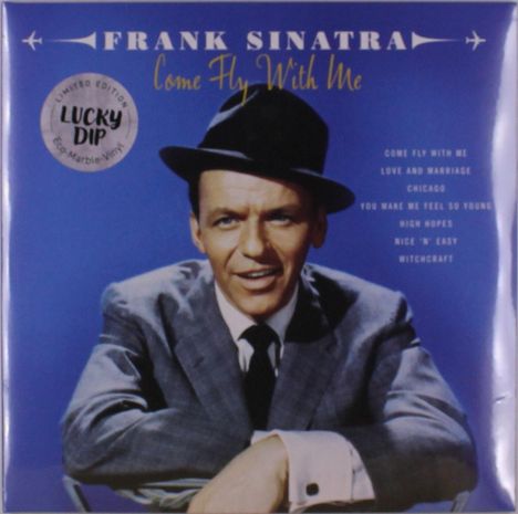 Texte: FRANK SINATRA, Come Fly With Me, Songtitel wie "Chicago". Ein Mann in Anzug und Hut lächelt.