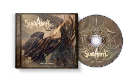 Albumcover: "SuidAkrA" oben groß, "The Arcanum" unten klein. Dunkle, mystische Illustration mit Skeletten und alter Baumstruktur.