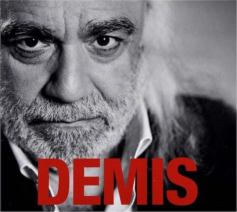 Der Text "DEMIS" ist in großen roten Buchstaben zu sehen. Außerdem ein älterer Mann mit Bart im Nahaufnahme-Porträt.