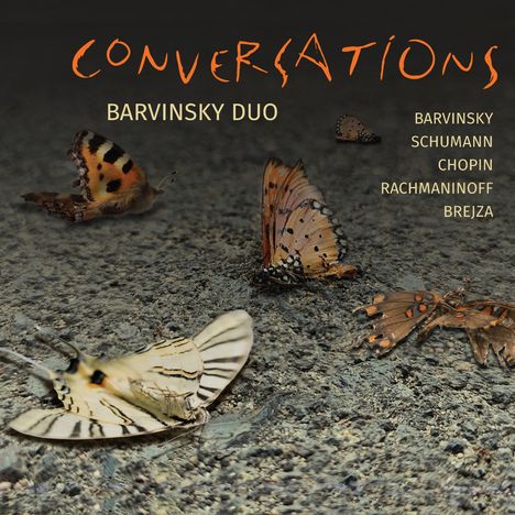 Titel: "CONVERSATIONS", darunter "BARVINSKY DUO". Namen: Barvinsky, Schumann, Chopin, Rachmaninoff, Brejza. Schmetterlinge auf grobem Boden.