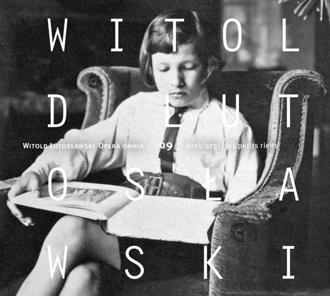 "Witold Lutosławski Opera omnia 09 drobiazgi les petits riens" in großen Buchstaben. Junge Person liest in einem Sessel.