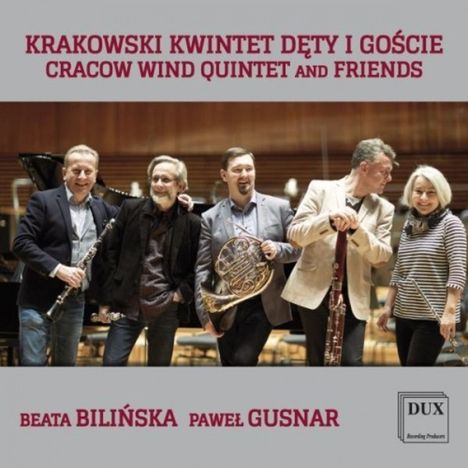 "KRAKOWSKI KWINTET DĘTY I GOŚCIE, CRACOW WIND QUINTET AND FRIENDS. Beata Bilińska, Paweł Gusnar. Fünf Personen mit Instrumenten."