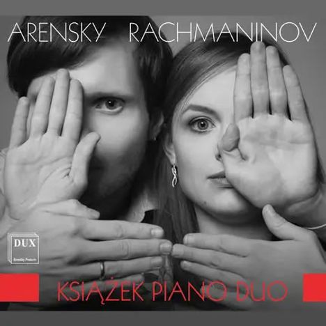 „Arensky Rachmaninov“, „Książek Piano Duo“. Zwei Personen verdecken teils ihre Gesichter mit Händen.