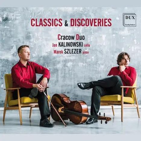 "CLASSICS & DISCOVERIES. Cracow Duo. Jan Kalinowski, Cello. Marek Szlezer, Piano." Zwei Männer in roten Hemden, eine sitzt auf einem Stuhl, der andere lehnt an einem Cello.