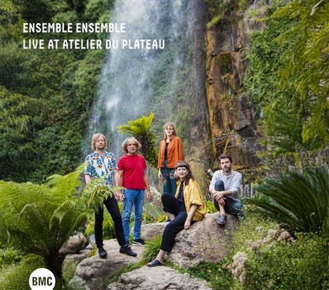 "Ensemble Ensemble. Live at Atelier du Plateau." Fünf Menschen stehen vor einem Wasserfall in üppiger Natur.