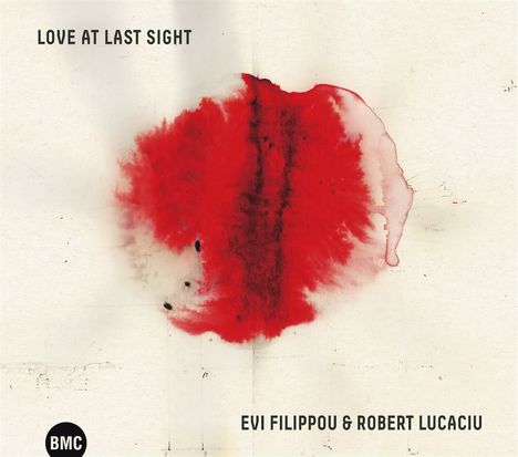 "LOVE AT LAST SIGHT", "EVI FILIPPOU & ROBERT LUCACIU". Eine rote, abstrakte Aquarellform auf weißem Hintergrund. Unten links ein rundes Logo mit "BMC".