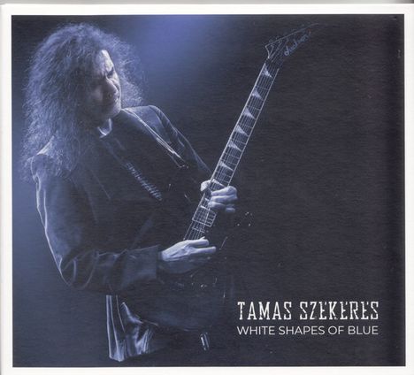 "TAMAS SZEKERES - WHITE SHAPES OF BLUE" steht vor einem Gitarristen, der eine E-Gitarre spielt.