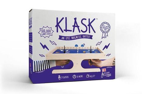 „KLASK - An Epic Magnetic Battle! 500,000 Games Sold! 2 Players, 10 Mins, Age 8+, Designed in Denmark.“   
Zwei Hände steuern ein Spiel.