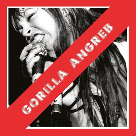 "Gorilla Angreb" steht diagonal in weiß auf rotem Balken. Schwarz-weiß-Foto einer Person, die leidenschaftlich ins Mikrofon singt.