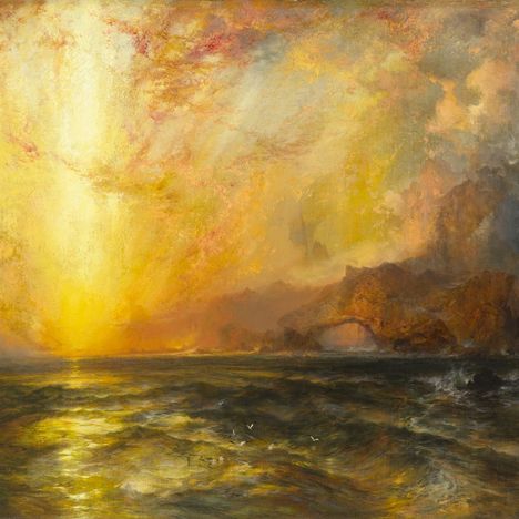 Ich kann den Text nicht erkennen. Eine leuchtende Sonne taucht das Meer und die Wolken in warme Gelb- und Orangetöne.