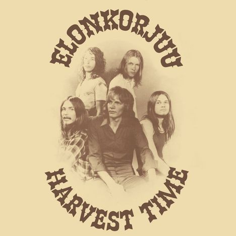 Text "ELONKORJUU" oben, "HARVEST TIME" unten, zeigt fünf Männer in sepia. Vintage-Foto mit lockeren langen Haaren.