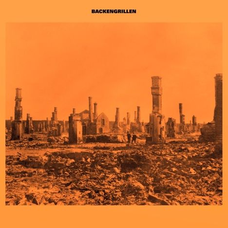 Der Text "BACKENGRILLEN" steht oben. Eine orange Farbgebung dominiert, mit Ruinen in einer zerstörten Landschaft.