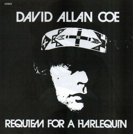 "DAVID ALLAN COE" oben, "REQUIEM FOR A HARLEQUIN" unten. Schwarze und weiße Illustration eines Gesichts mit Stirnband.