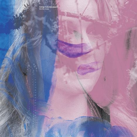 Text: "hedvig mollestad weejuns bitches blues". Personen vor einem Baum, Bild in Rosa und Blau eingefärbt.