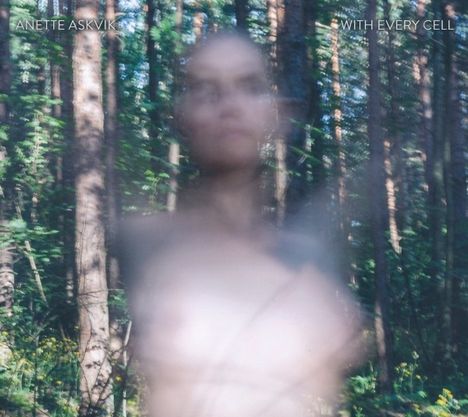"ANETTE ASKVIK" oben links, "WITH EVERY CELL" oben rechts. Unscharfe, durchscheinende Figur in einem Wald.