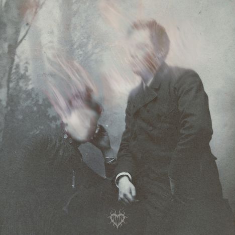 Verzerrte Gesichter in einer alten Fotografie, mit einem dekorativen, abstrakten Logo unten.