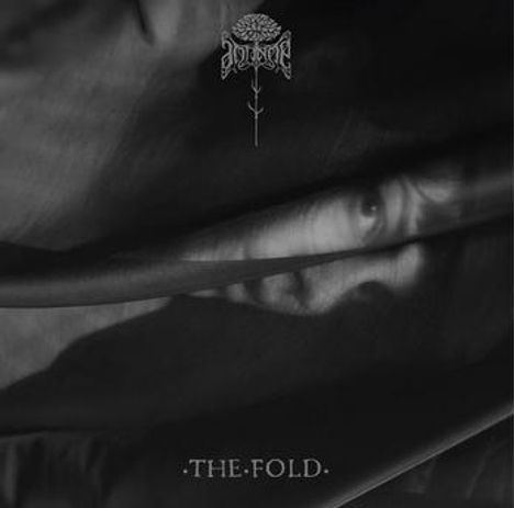 Die Texte „THE FOLD“ und ein oberes Logo sind auf einem dunklen Hintergrund mit halb verdecktem Gesicht sichtbar.
