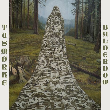 Links "TUSMØRKE", rechts "BALDERDOM". Ein Wald mit Person in Camouflage-Cape, das sich über den Boden erstreckt.