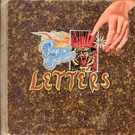 Text: "Paper Crown LETTERS". Illustration einer Hand, die einen fauchenden Tiger berührt, mit einem gemusterten Hintergrund.
