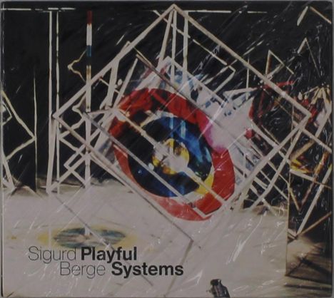 "Sigurd Berge Playful Systems" steht vor einer abstrakten Installation aus geometrischen Formen und Farben.