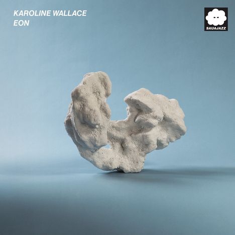 Text: "KAROLINE WALLACE EON". Das Bild zeigt eine abstrakte weiße Skulptur vor blauem Hintergrund, Logo rechts oben.
