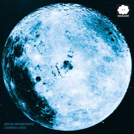 "MOON INHABITANTS CANNED LUNA". Eine bearbeitete Darstellung des Mondes in blau-weiß mit einem Wolken-Logo oben rechts.