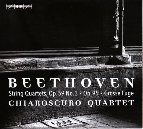"BEETHOVEN, String Quartets, Op.59 No.3 • Op.95 • Grosse Fuge, CHIAROSCURO QUARTET." Schwarz-weiß, Schatten auf Stufen.
