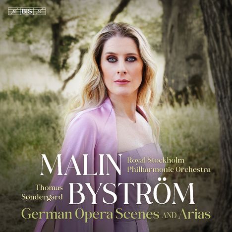 Texte: "MALIN BYSTRÖM", "Royal Stockholm Philharmonic Orchestra", "Thomas Søndergård", "German Opera Scenes AND Arias". Eine Frau in lila Kleidung vor Bäumen.