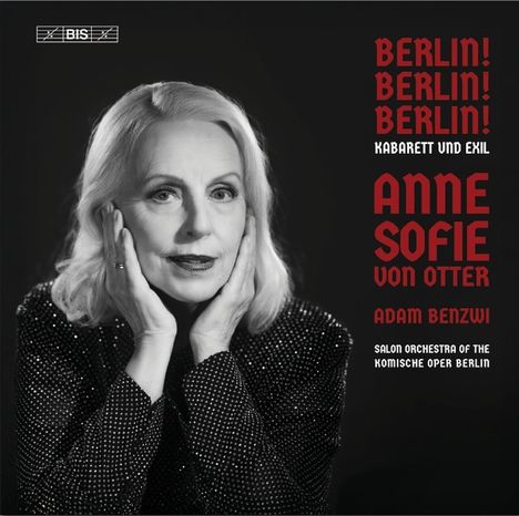 Berlin! Berlin! Berlin! Kabarett und Exil. Anne Sofie von Otter. Adam Benzwi, Salonorchester der Komischen Oper Berlin. Schwarz-Weiß-Porträt einer nachdenklichen Frau.
