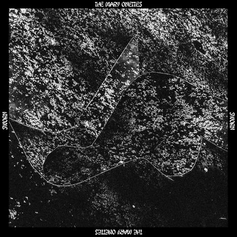 "The Mary Onettes" oben, "Sworn" links und rechts. Schwarz-weiß Textur mit Linien, die Struktur andeuten.