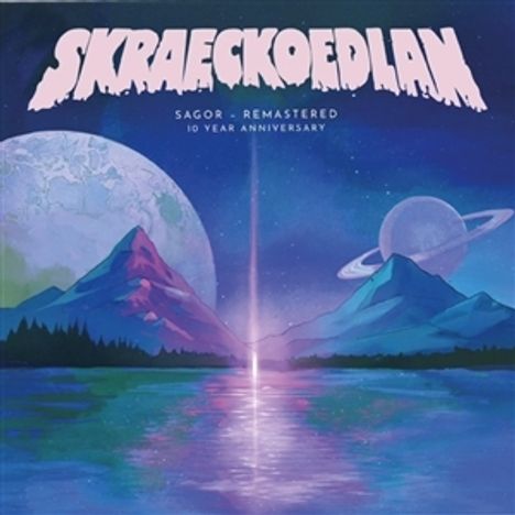 "SKRAECKOEDLAN. SAGOR - REMASTERED 10 YEAR ANNIVERSARY." Zwei Planeten und Berge in einer mystischen Landschaft.